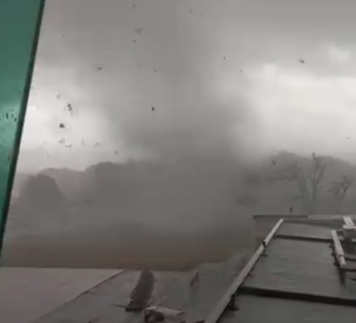 VIDEO Tornado poharao zračnu luku u Francuskoj
