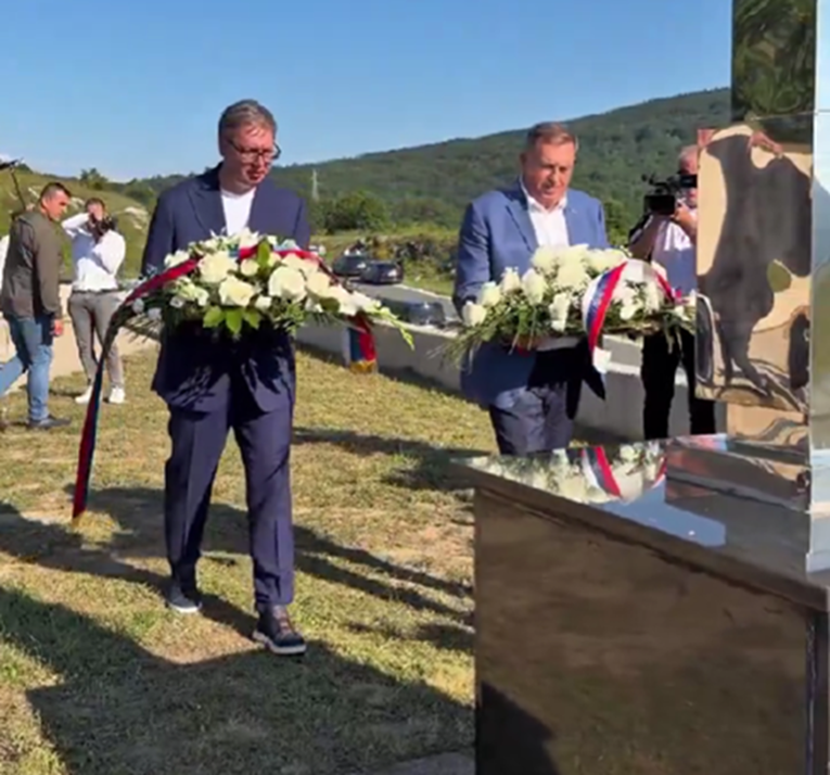 Вучиќ и Додик положија венци на местото каде што беше погодена српската колона по „Бурата“