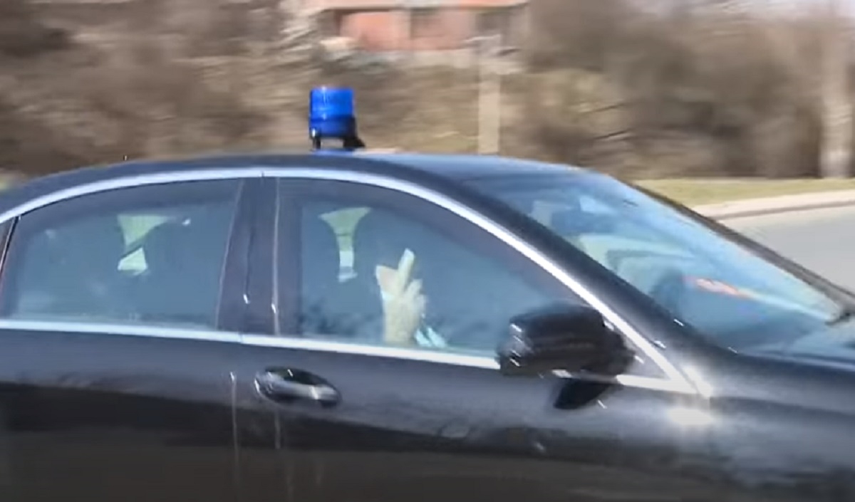 VIDEO Dodik iz limuzine novinarima pokazao srednji prst