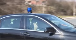 VIDEO Dodik iz limuzine novinarima pokazao srednji prst