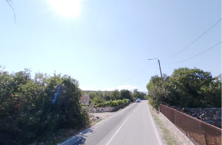 Kod Rogoznice divljao kombijem. Bježao policiji pa projurio kroz crveno 130 na sat