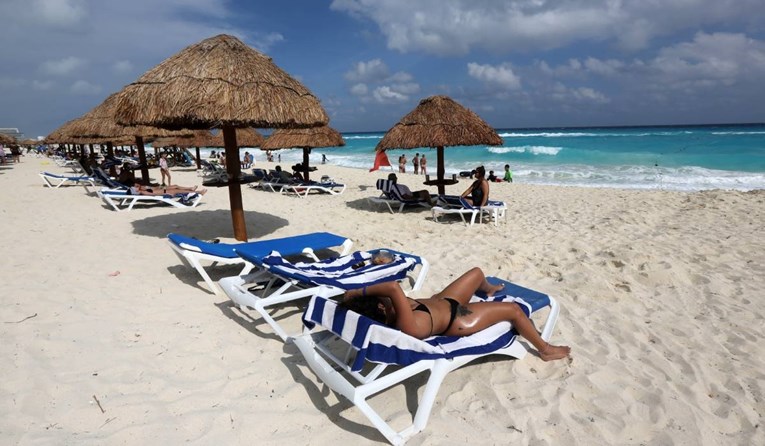 DW: U Meksiku velik broj turista unatoč pandemiji, plaže pune kupača. Evo zašto