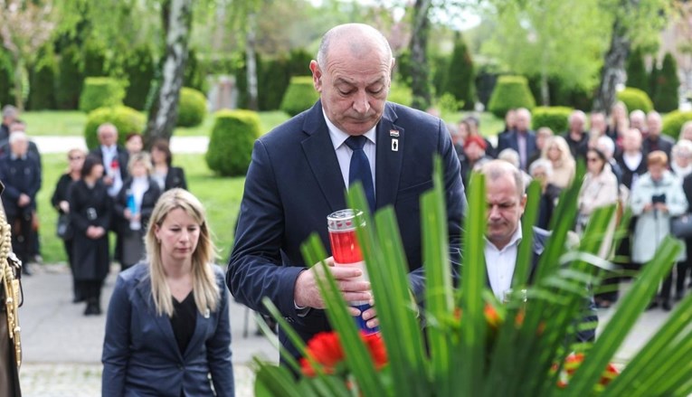 Ministar Medved s obiteljima žrtava Domovinskog rata položio vijence na Mirogoju