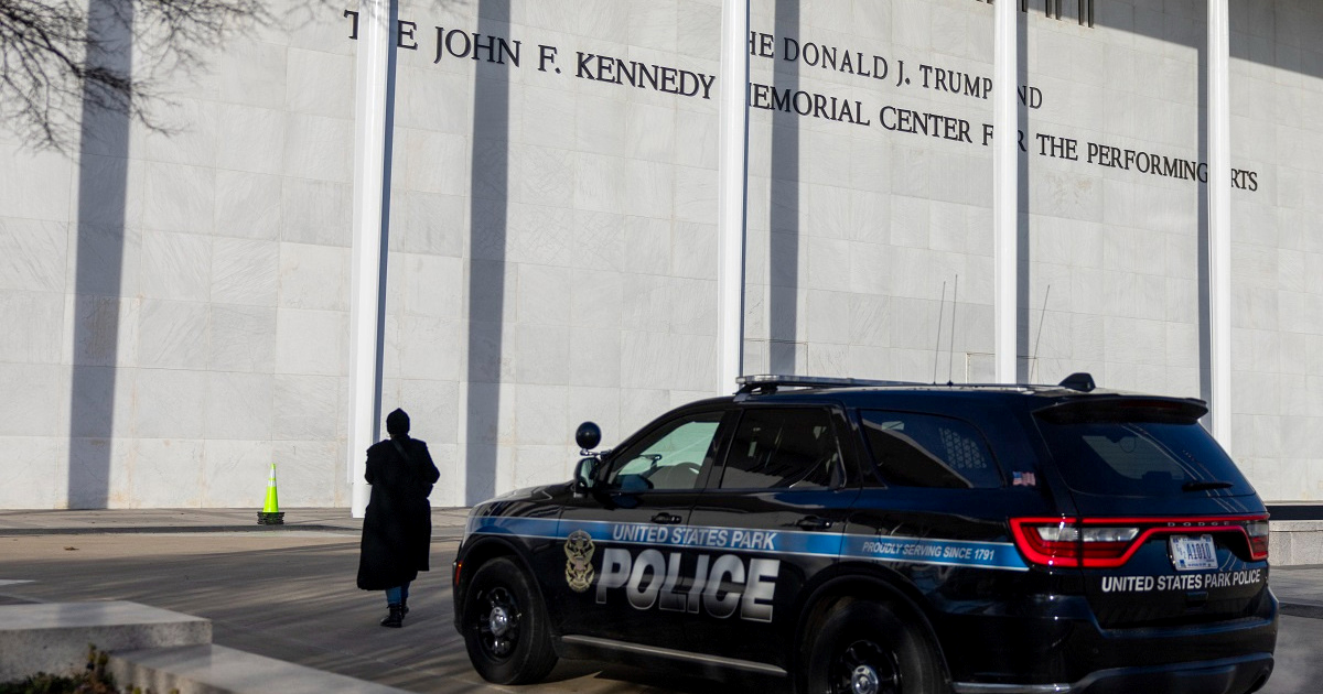 Trump dodao svoje ime na Kennedyjev centar. Zbog toga otkazan božićni koncert