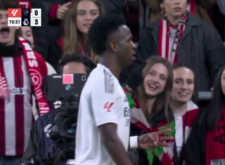 Real vodi 3:0, Vinicius pokazuje tri prsta navijačima. Pogledajte reakciju publike