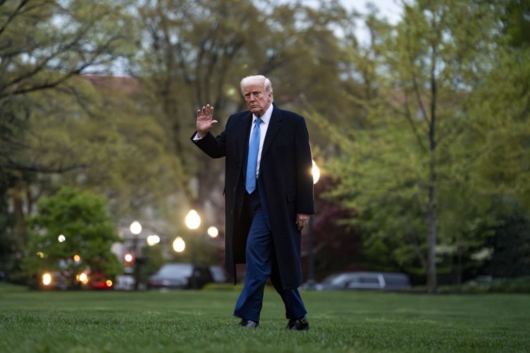 Trump: Nemojte biti PANICAN, slabi i glupi ljudi