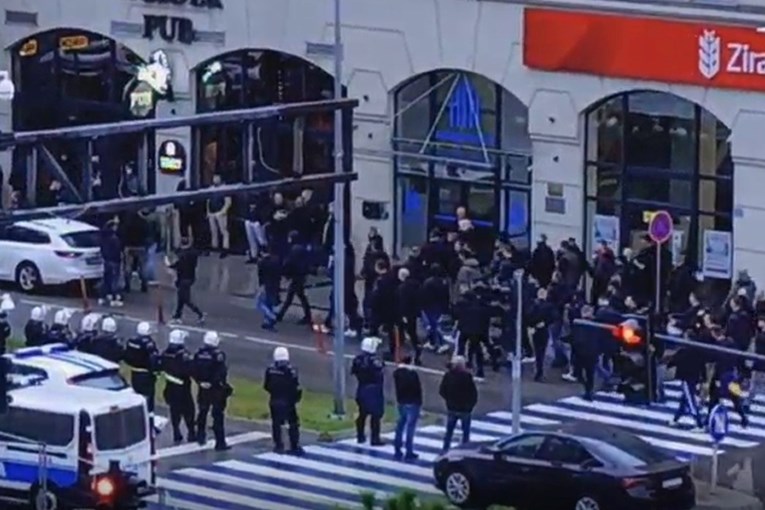 VIDEO Hrvatski navijači okruženi policijom stigli u Podgoricu