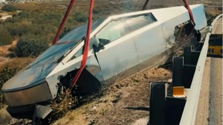 VIDEO Cybertruck sletio s ceste, dizalicom ga izvlačili iz provalije