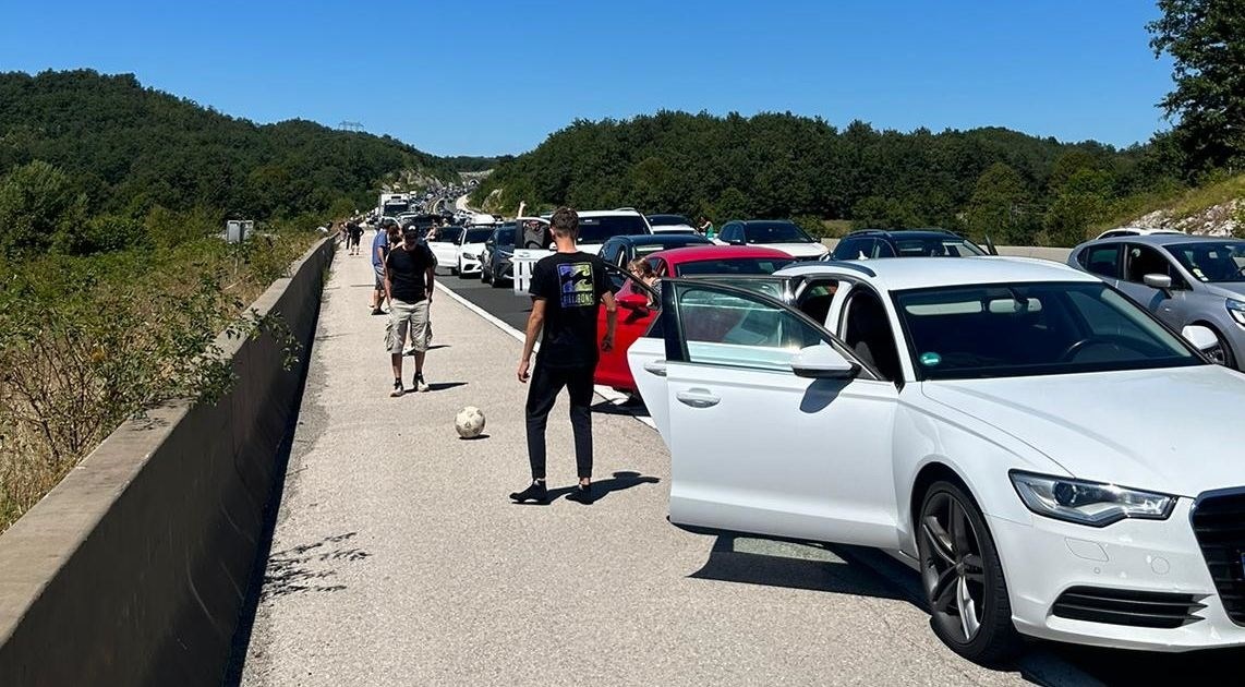 Pogledajte kako su ljudi kratili vrijeme u ogromnim kolonama kod Svetog Roka