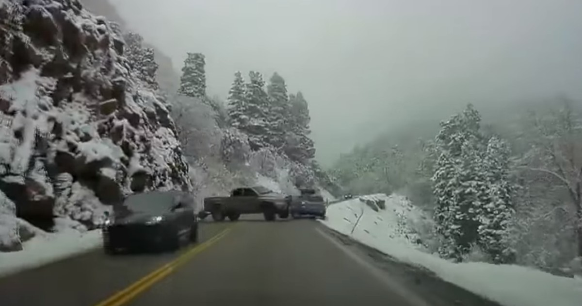 VIDEO Kamionetom pomeo auto, oba vozila završila u provaliji