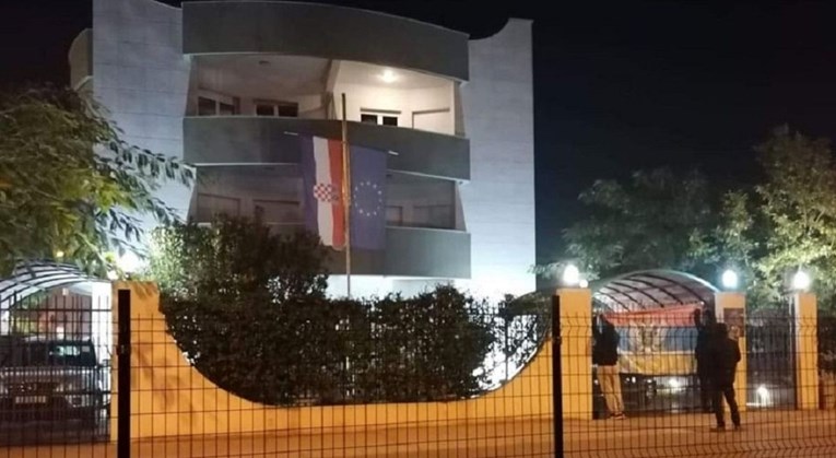 Crnogorska vlada i hrvatska ambasada osudile vješanje srpske zastave u Podgorici