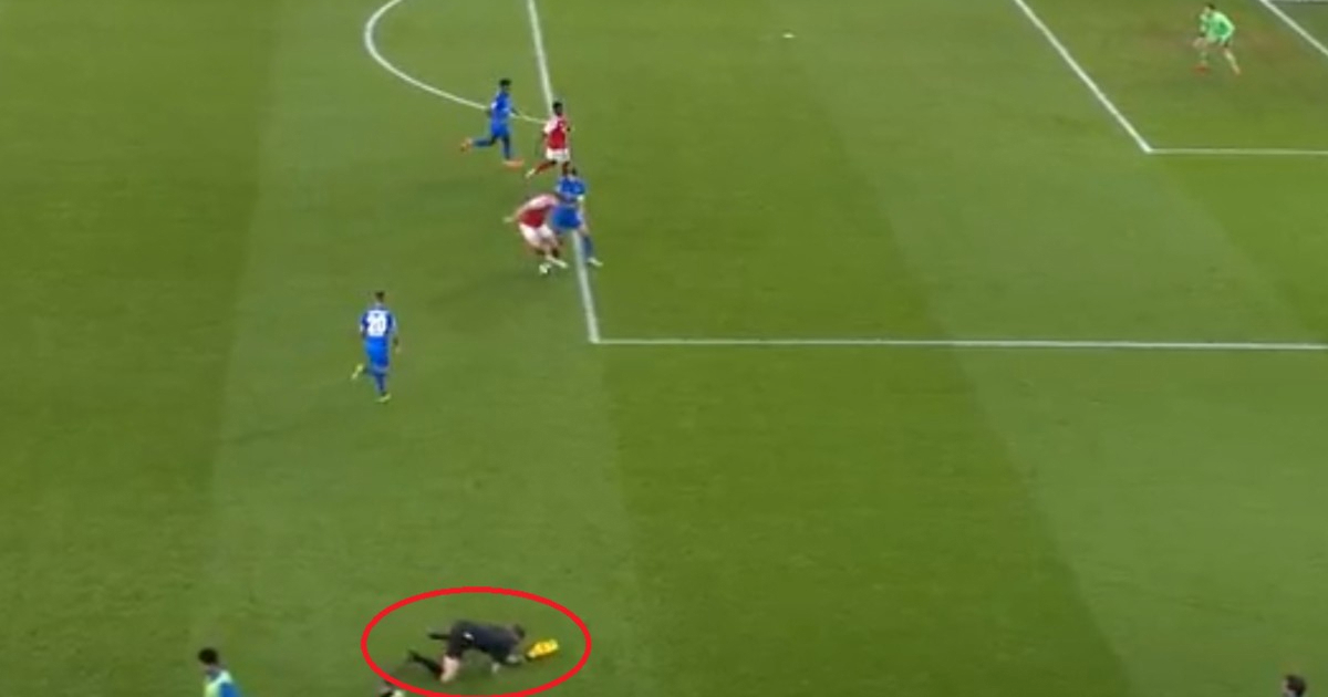 VIDEO Linijski sudac pratio akciju Arsenala pa završio na podu. Zabio se u igrače