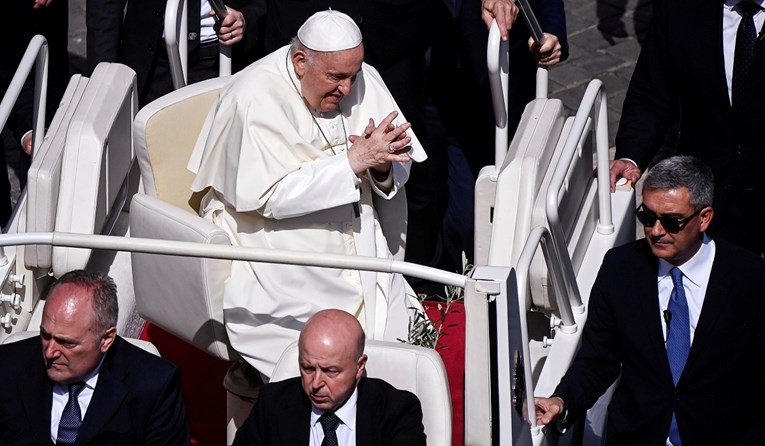 Papa nije čitao homiliju, obavezan dio mise. Mnogi zabrinuti
