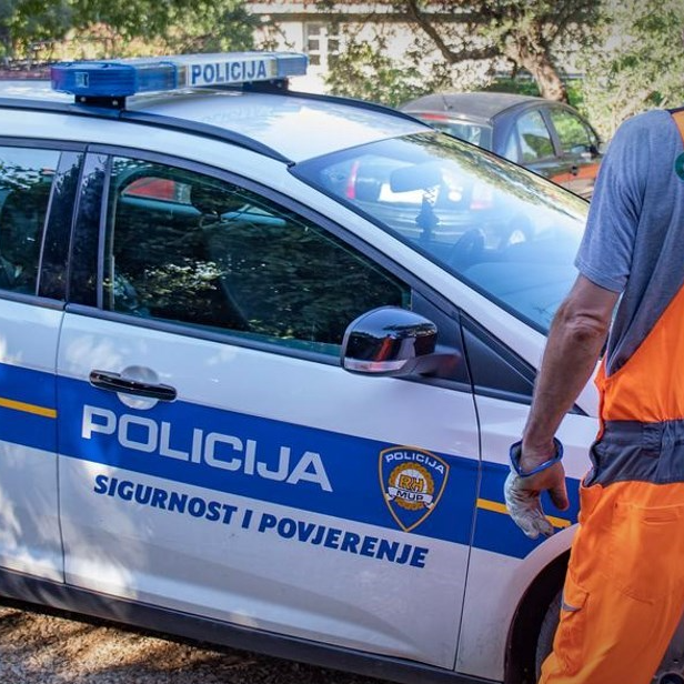 Pištoljem prijetio susjedu, ovaj ga prijavio, pa mu policija u kući pronašla oružje