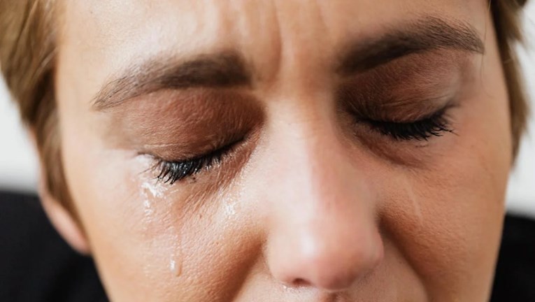 Studija pokazala da miris ženskih suza muškarce čini manje agresivnima
