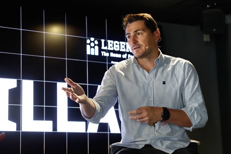 Navijač: Casillas izgleda kao da je na sprovodu. Casillas: Lud sam što ti odgovaram