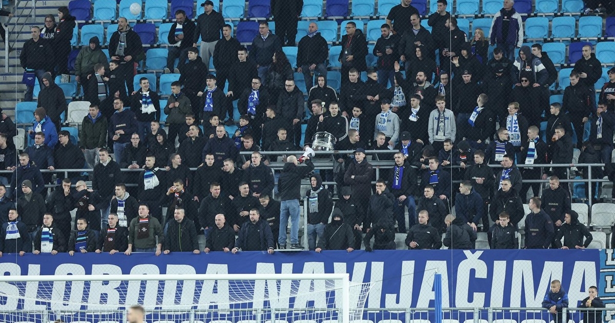 Navijači Osijeka cijelu utakmicu su skandirali "Uprava, odlazi"