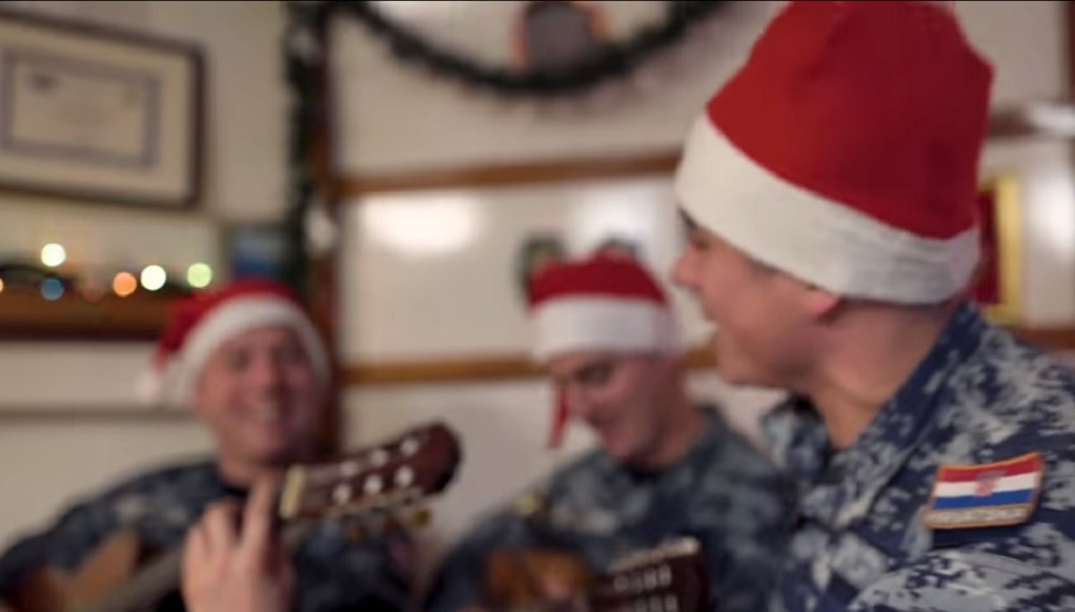 Hrvatska ratna mornarica sudjelovala u blagdanskoj čestitki NATO-a