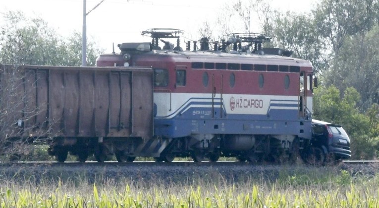 Vlak kod Siska naletio na auto, vozač prevezen u bolnicu