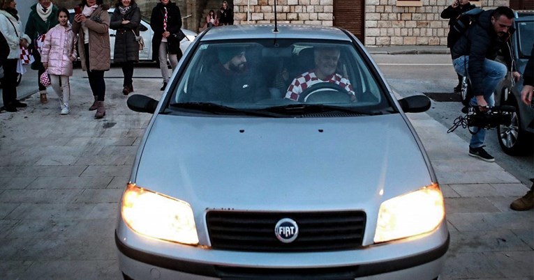 VIDEO Gvardiol na doček u Novigradu stigao u starom Fiatu. Mještani ispekli vola