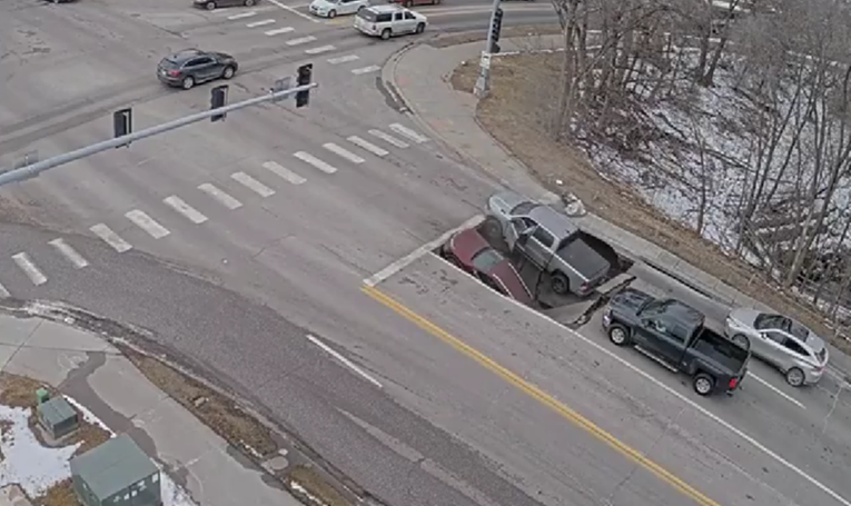 VIDEO Urušila se cesta u američkom gradu, auti propali u rupu