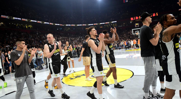 Pogledajte kako su Delije gađali košarkaše Partizana upaljačima 