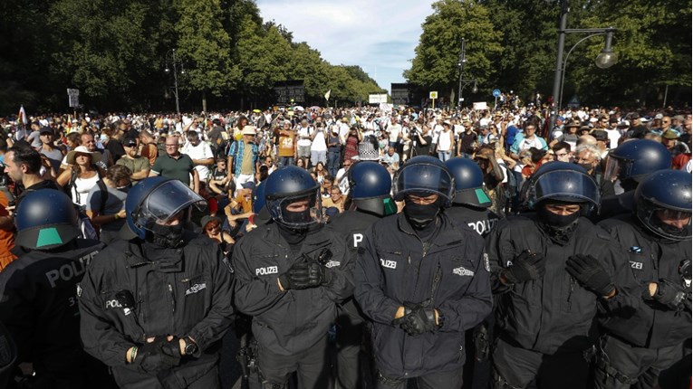 Nijemci masovno prosvjeduju protiv mjera, ima ozlijeđenih policajaca