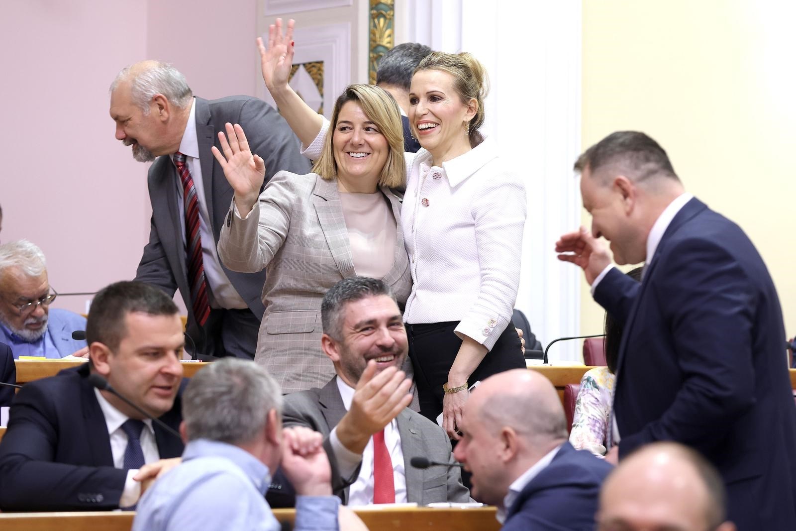 Sabor je raspušten. Prije toga donesen opasni zakon, obračun Selak i Jandrokovića