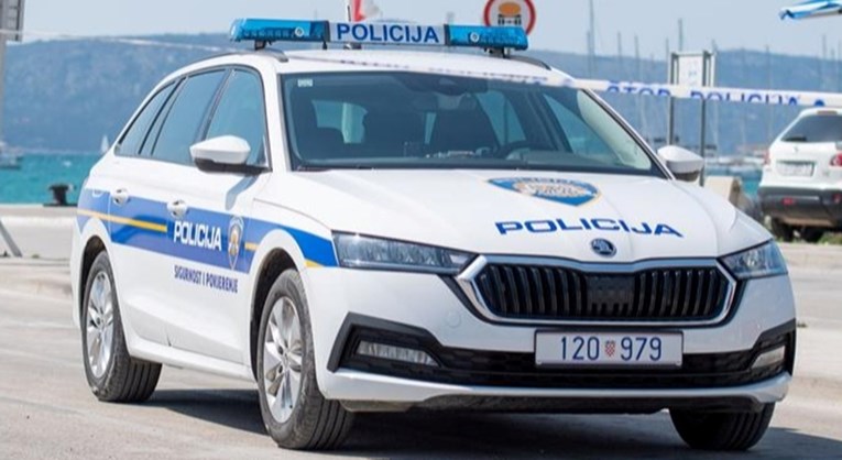 Sudar dva motora u Trogiru, jedan vozač pronađen nakon bijega. Policija traži pomoć građana