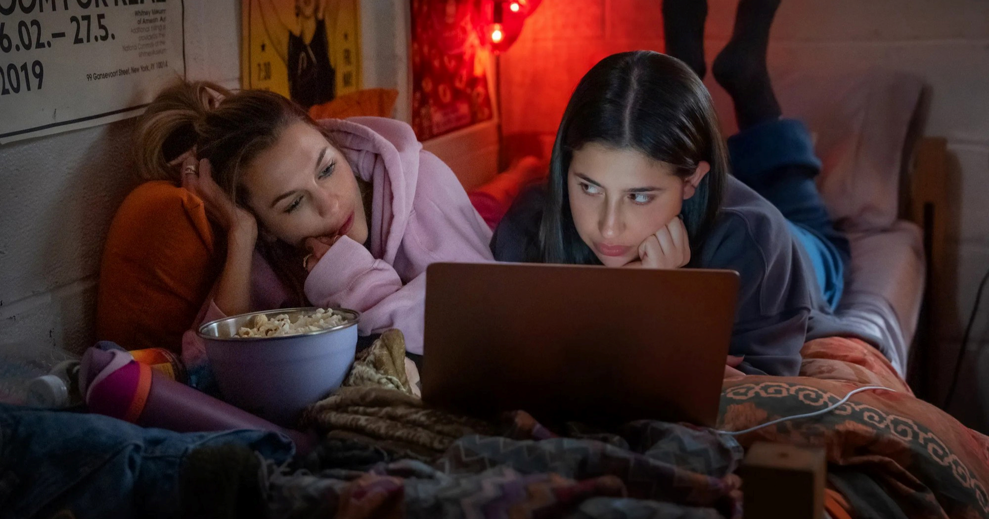 Netflix objavio trailer za novu teen komediju "Roommates", glumi kći Adama Sandlera