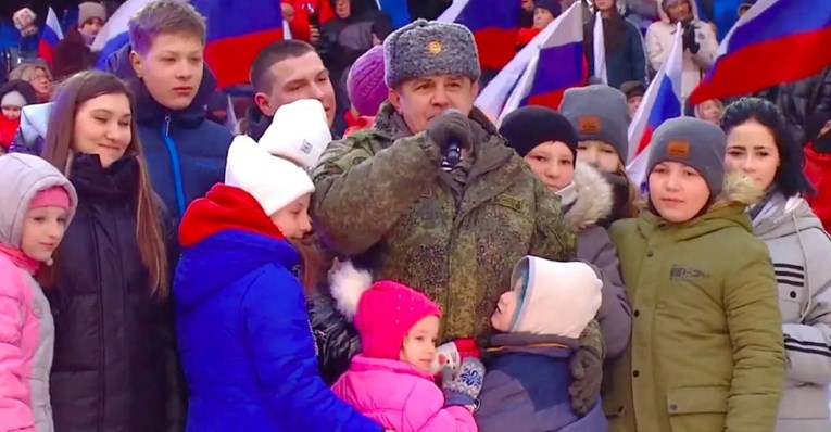 Djeca iz Mariupolja na koncertu u Moskvi zahvaljivala vojsci. Majku im ubili Rusi