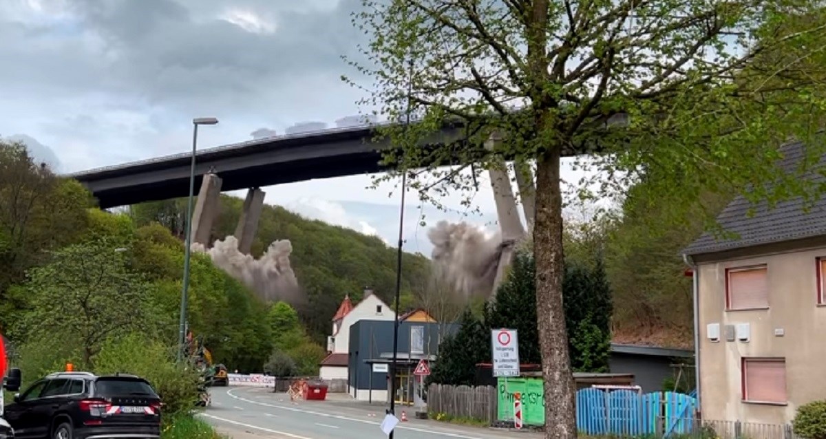 FOTO I VIDEO U Njemačkoj eksplozivom srušen velik vijadukt