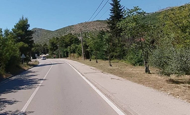 Stranci kod Splita šetali uz cestu. Tip stao uz njih na motoru i pokazivao im pištolj