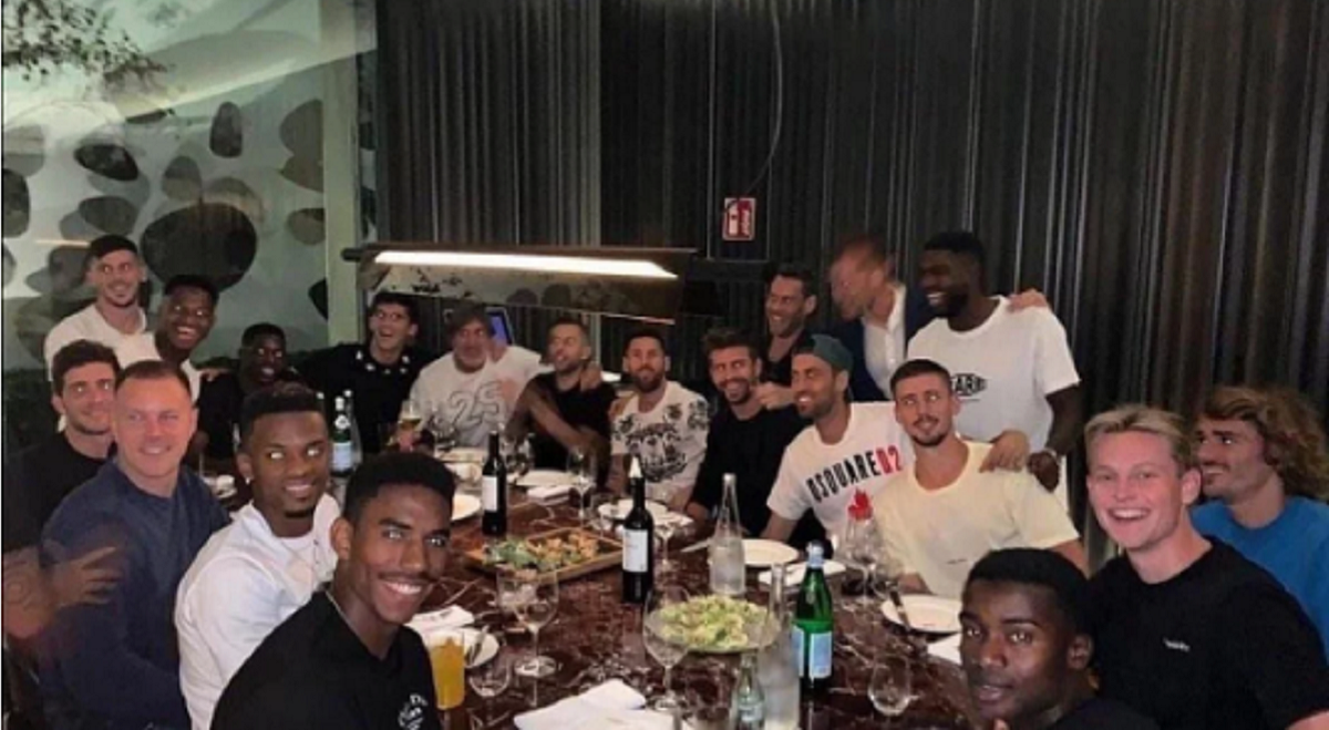 Pique organizirao večeru za suigrače iz Barcelone i doveo im gosta iznenađenja