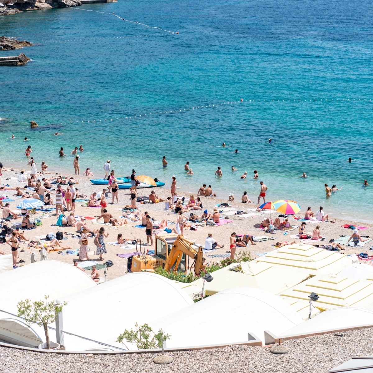 FOTO Na Jadranu krcate plaže, u Zagrebu se hlad traži po parkovima