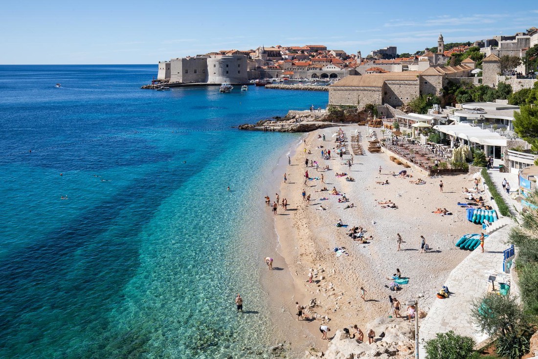 Listopad ili srpanj? Pogledajte današnje prizore s plaže u Dubrovniku