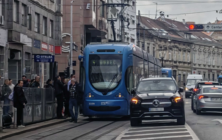 Luksuznim Mercedesovim terencem blokirao tramvaj u centru Zagreba, pogledajte