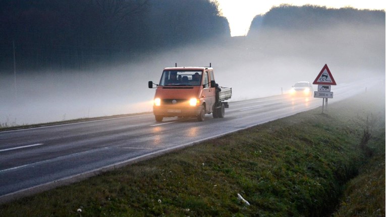 Vozači, oprez! Ceste su mokre i skliske, a vožnju otežava i magla
