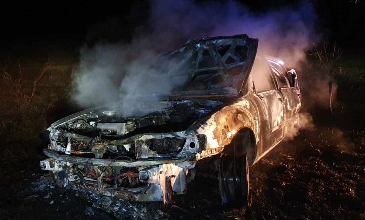 FOTO Sletio u kanal, pokušao se izvući pa auto skroz izgorio. Nakon svega je pobjegao