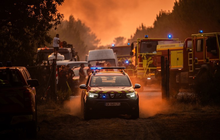Francuska uhitila više od 400 ljudi zbog požara, među njima i 156 maloljetnika