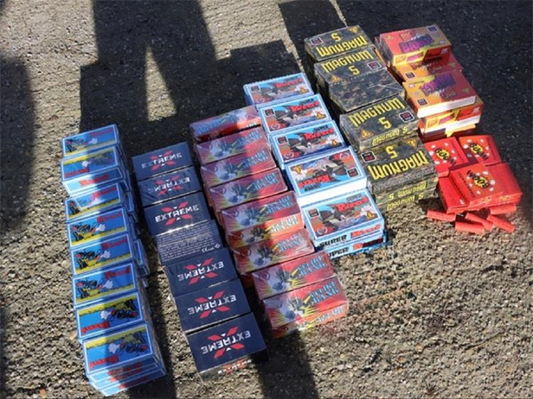 Policija pretresla tri lokacije u Đulovcu. Našli pištolj, 13 kg duhana i 4200 petardi