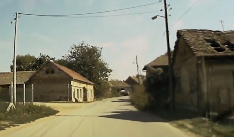 Ovo srpsko selo izgrađeno je od ostataka iz Rimskog Carstva, svinje jele iz sarkofaga