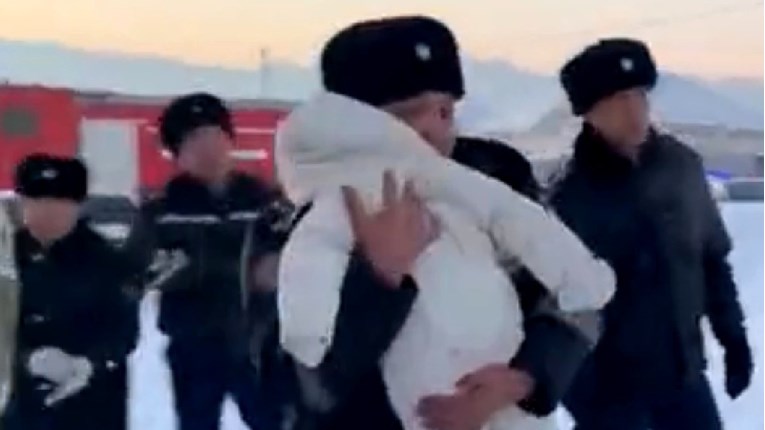 VIDEO Policajac spasio bebu nakon pada aviona u Kazahstanu