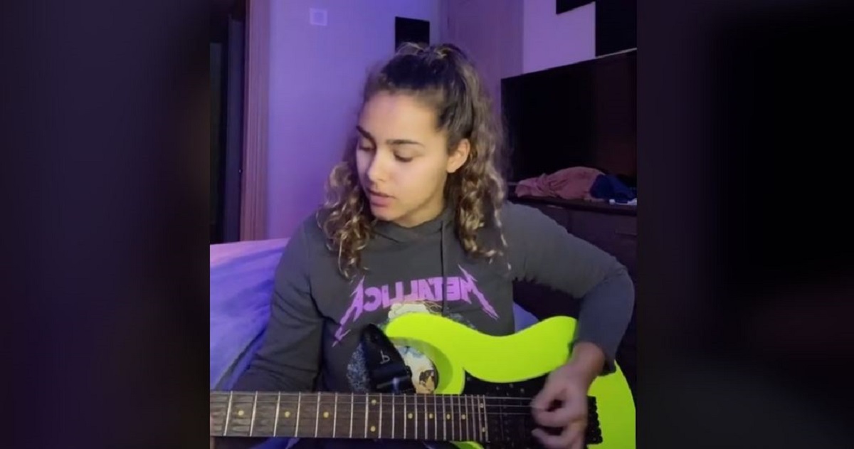 Curi u Metallica majici se rugali da ne zna pjesme benda, uzela gitaru i postala hit