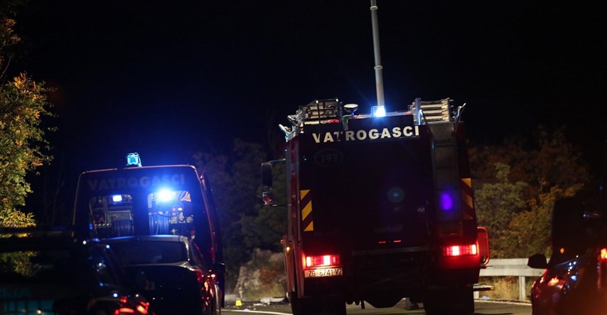 Nesreća kod Makarske, vatrogasci iz auta izvlačili prikliještenu osobu