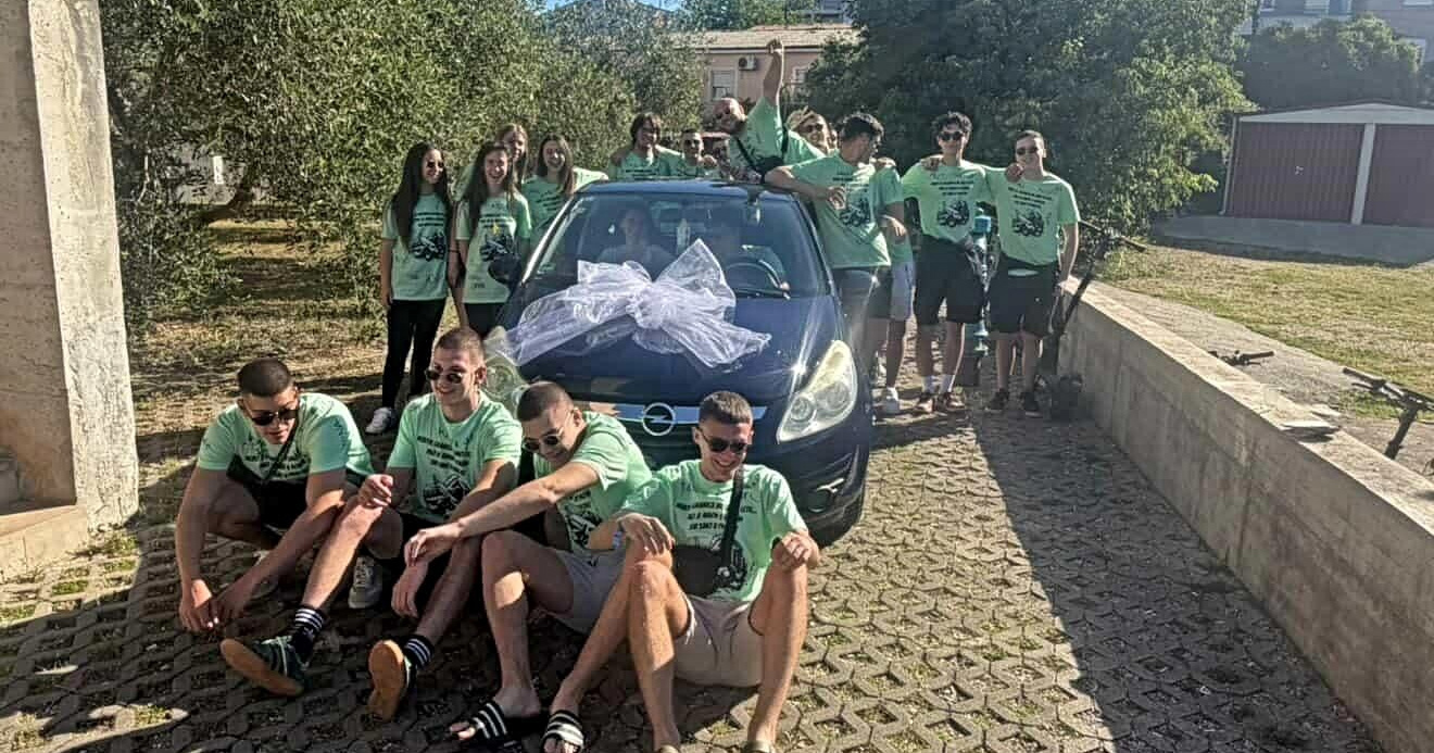 Profesorica kojoj su maturanti kupili auto: Mislila sam da će mi pozliti od uzbuđenja