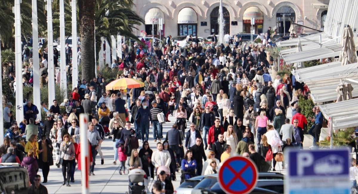 Nove mjere u dijelu Dalmacije: Radno vrijeme kafića bit će kraće