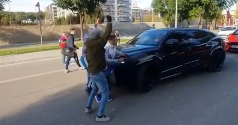 VIDEO Navijači presreli automobil stopera Barcelone. Ovaj izašao van i vikao: Dođite!