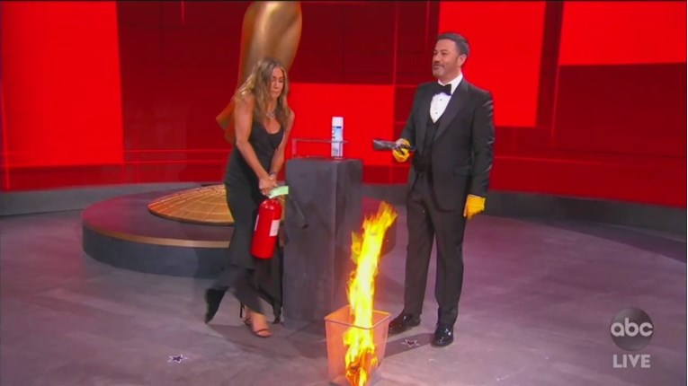 Trenutak s Emmyja o kojem se priča: Jennifer Aniston gasila vatru na pozornici