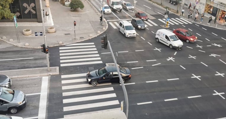 Zbunile ga crte? Vozač na raskrižju u Splitu promašio cestu, završio nasred pješačkog